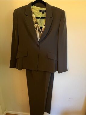 NWT Kasper Women's Olive Green Three-Piece pantsuit Suit Sz 14p